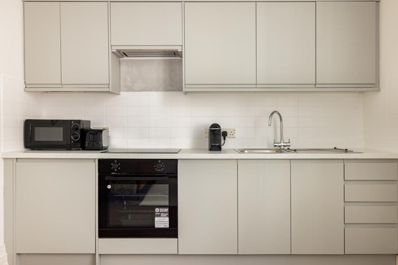 Spacious With Office & Rear Terrace * Londra