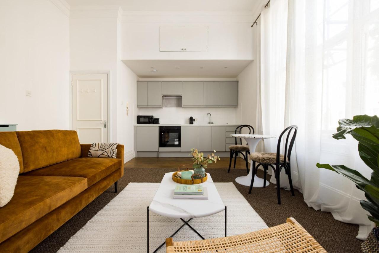 Spacious With Office & Rear Terrace Londra