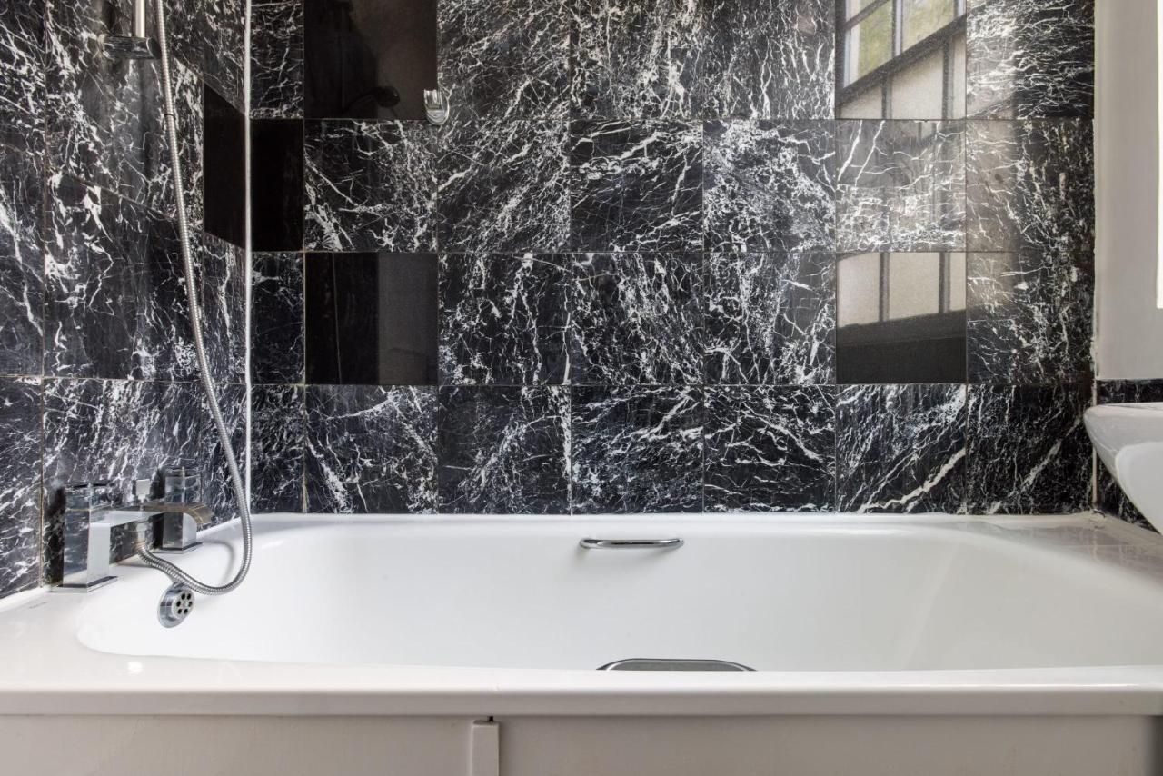 Appartamento Spacious With Office & Rear Terrace Londra