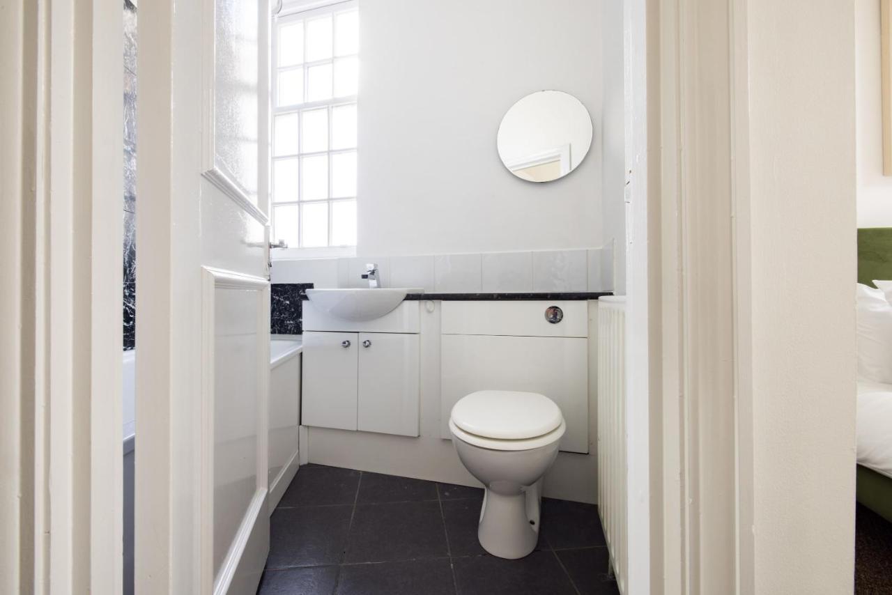 Spacious With Office & Rear Terrace * Londra